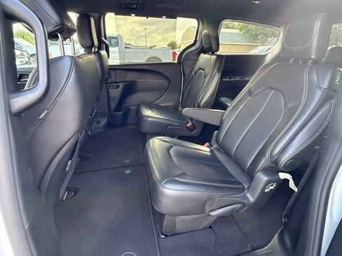 Used 2025 Chrysler Pacifica Select FWD image 10
