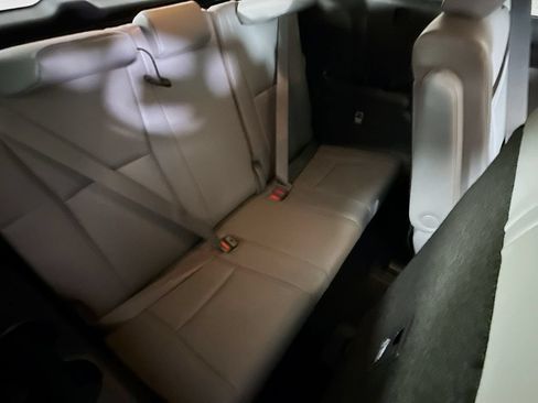 Used 2021 Toyota Highlander XLE AWD/4WD image 32