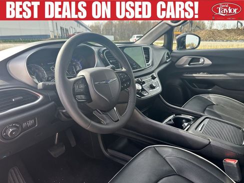 Used 2025 Chrysler Pacifica Limited FWD image 12