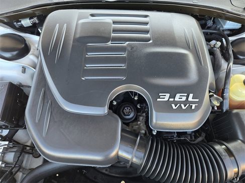 Used 2018 Chrysler 300 Limited image 28