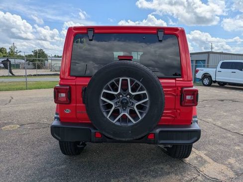 Used 2025 Jeep Wrangler Unlimited Sahara AWD/4WD image 5