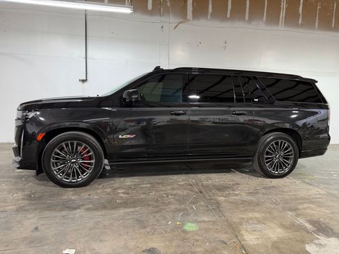 Certified 2024 Cadillac Escalade ESV V AWD/4WD image 42