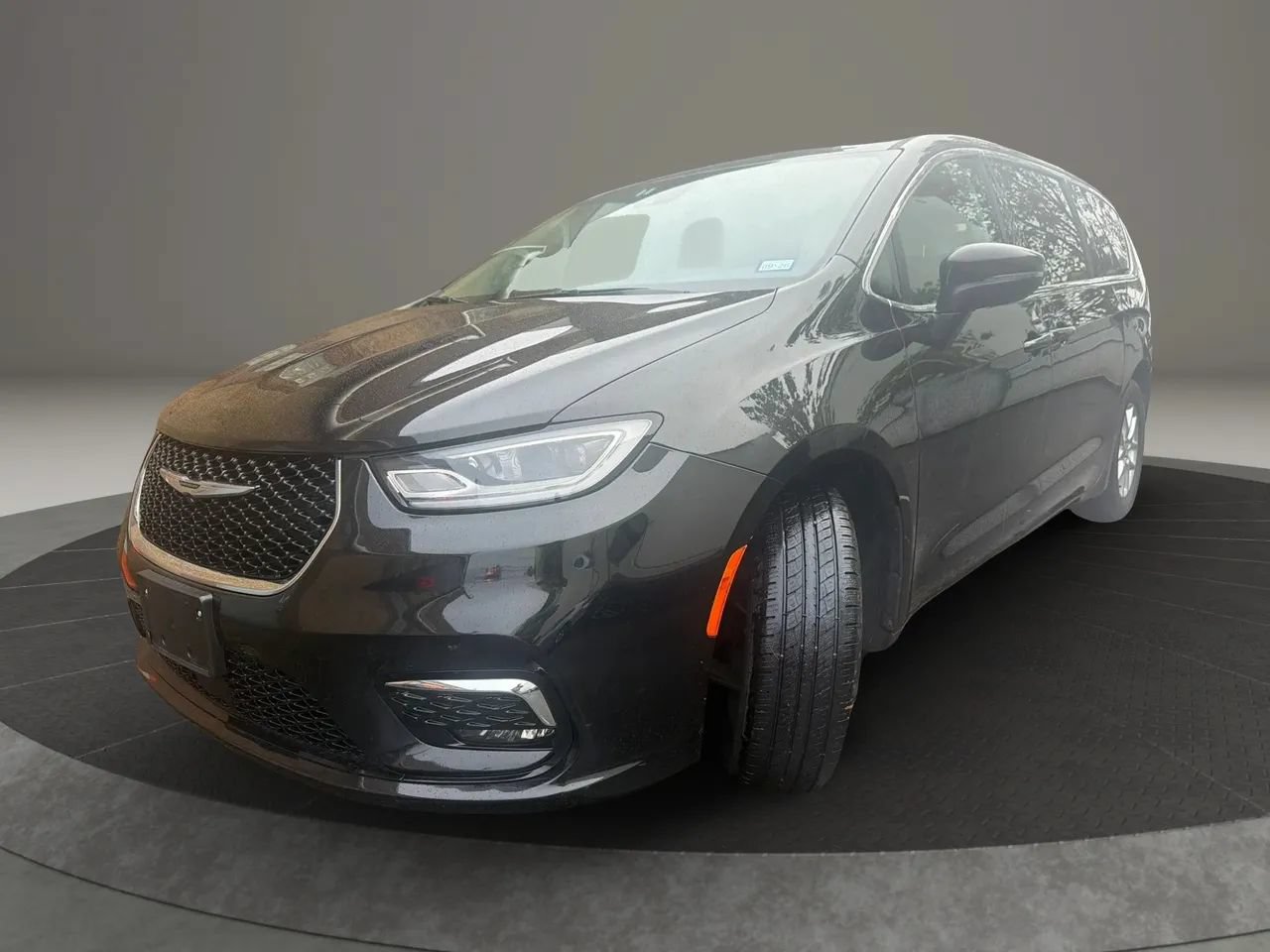 Used 2023 Chrysler Pacifica Touring-L FWD image 1