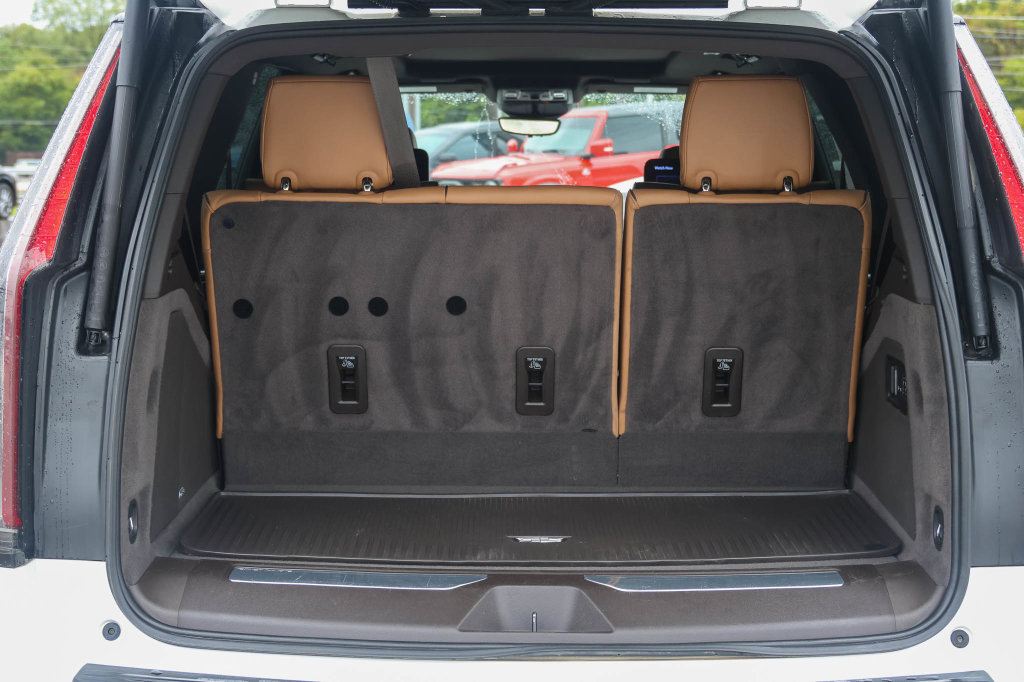 Used 2023 Cadillac Escalade Premium Luxury RWD image 8