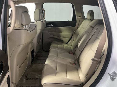 Used 2019 Jeep Grand Cherokee Overland AWD/4WD image 25