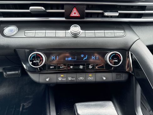 Used 2023 Hyundai Elantra Limited w/ Preferred Accessory Package image 20