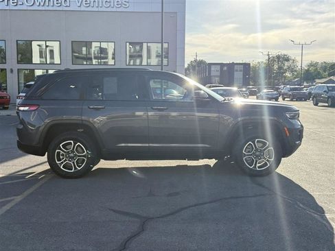 Used 2022 Jeep Grand Cherokee Trailhawk w/ Advanced Protech Group II AWD/4WD image 8