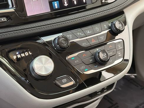 Used 2019 Chrysler Pacifica Limited w/ Tire & Wheel Group FWD image 32