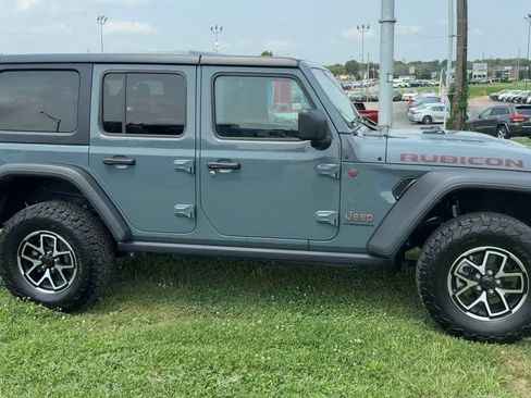 Used 2025 Jeep Wrangler Unlimited Rubicon w/ Convenience Group AWD/4WD image 8