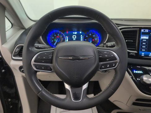 Used 2022 Chrysler Pacifica Touring-L FWD image 34