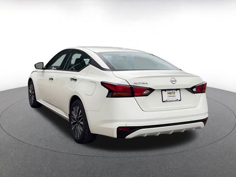 Used 2025 Nissan Altima 2.5 SV FWD image 11