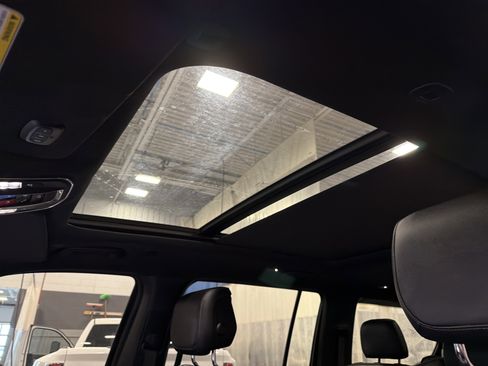 Used 2024 Jeep Wagoneer 4WD w/ Premium Group I image 5