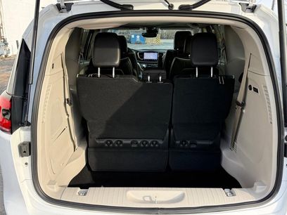 Used 2024 Chrysler Pacifica Limited w/ Uconnect Theater Family Group