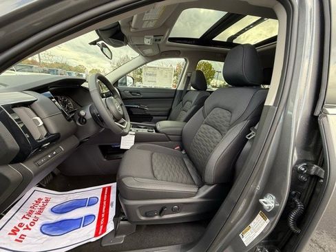 New 2025 Nissan Pathfinder SV image 12