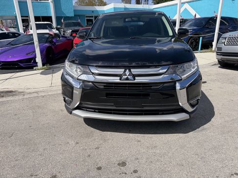 Used 2018 Mitsubishi Outlander LE image 2