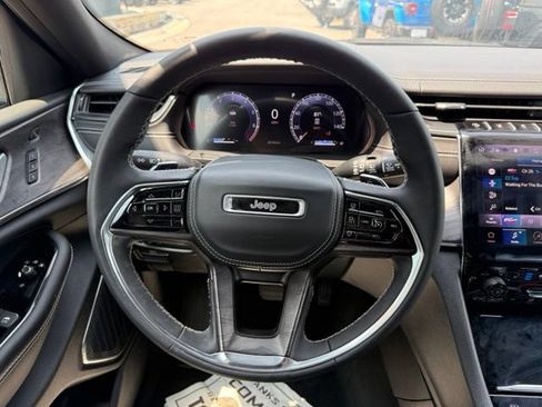Used 2024 Jeep Grand Cherokee L Overland w/ Luxury Tech Group IV AWD/4WD image 19
