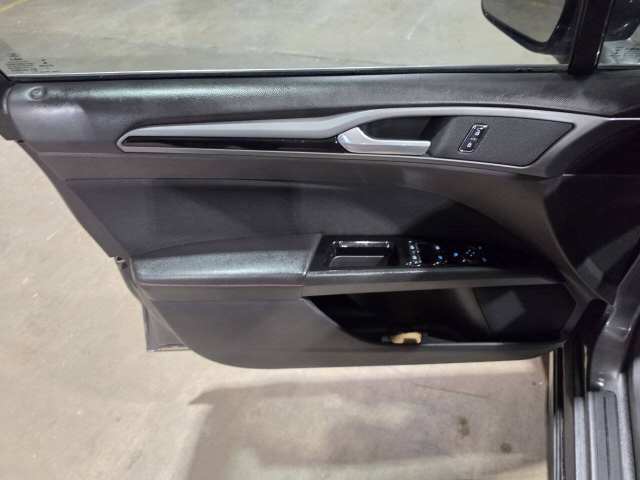Used 2016 Ford Fusion SE FWD image 23