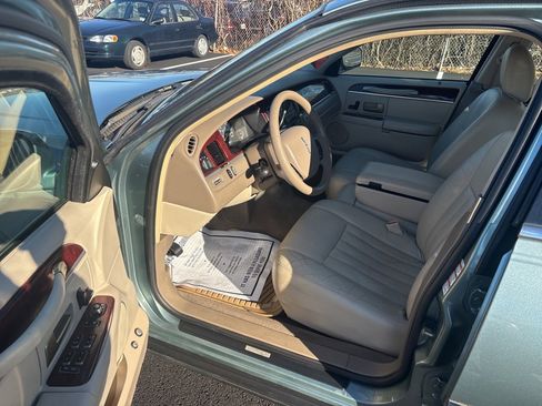 Used 2005 Lincoln Town Car Signature image 10