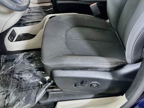 Used 2018 Chrysler Pacifica LX FWD image 18