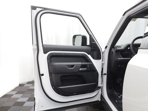 Certified 2025 Land Rover Defender 110 V8 AWD/4WD image 4