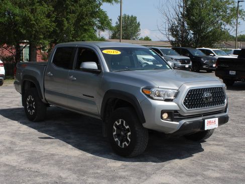Used 2019 Toyota Tacoma TRD Off-Road AWD/4WD image 3