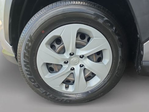 Used 2021 Toyota RAV4 LE AWD/4WD image 19