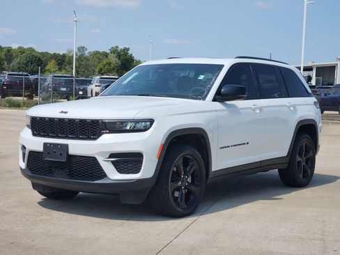 Used 2023 Jeep Grand Cherokee Altitude RWD image 3