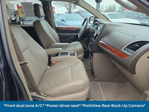 Used 2014 Chrysler Town & Country Touring image 8