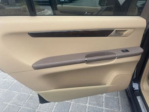 Used 2010 Mercedes-Benz R 350 4MATIC image 24