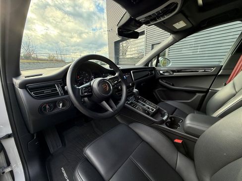Certified 2025 Porsche Macan image 4