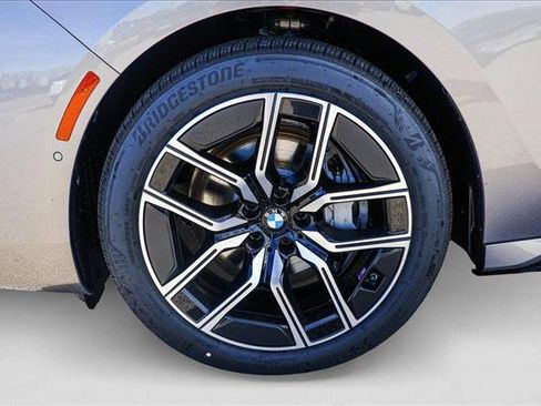 Used 2025 BMW 740i xDrive AWD/4WD image 9