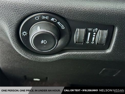 Used 2022 Chrysler Pacifica Limited w/ Uconnect Theater Family Group image 10