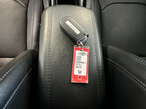 Used 2025 Jeep Compass Limited w/ Elite Group AWD/4WD image 31