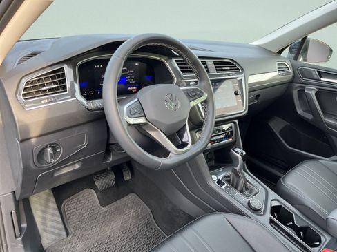 Used 2024 Volkswagen Tiguan SE w/ Panoramic Sunroof Package AWD/4WD image 16