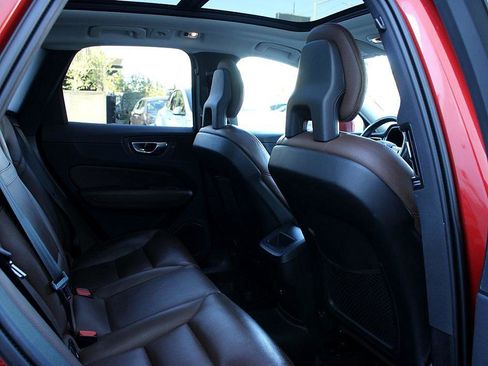 Used 2018 Volvo XC60 T5 Momentum w/ Vision Package image 18