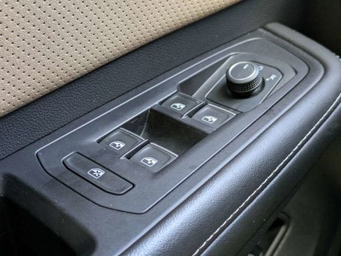 Used 2024 Volkswagen Atlas Cross Sport SE image 33