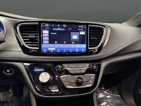 Used 2025 Chrysler Pacifica Limited image 9