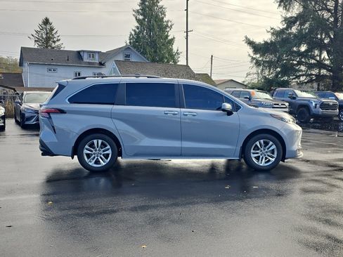 Certified 2022 Toyota Sienna XLE Woodland Edition image 7