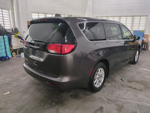 Certified 2022 Chrysler Voyager LX image 5