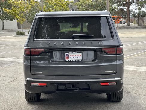 Used 2023 Jeep Wagoneer L Series III w/ Preferred Equipment Group image 4