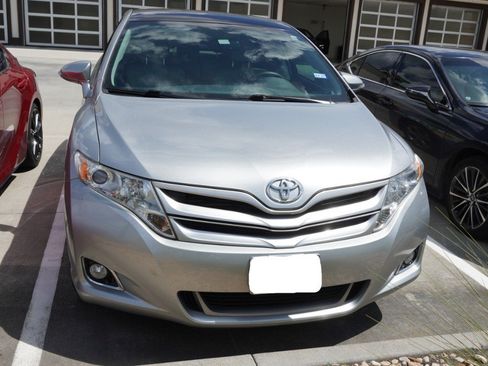 Used 2015 Toyota Venza XLE w/ XLE Premium Package FWD image 2