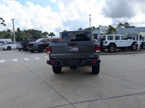 Used 2022 Jeep Gladiator Overland w/ Trailer Tow Package AWD/4WD image 4