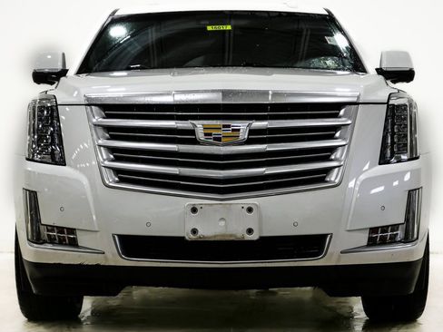 Used 2019 Cadillac Escalade ESV Platinum image 2
