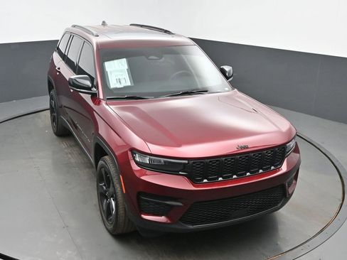 Used 2023 Jeep Grand Cherokee Altitude image 45