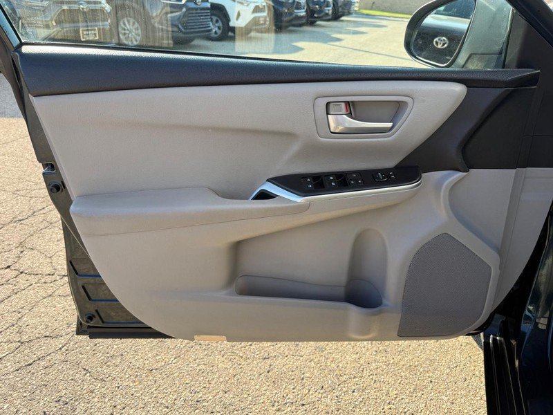 Used 2015 Toyota Camry SE FWD image 19