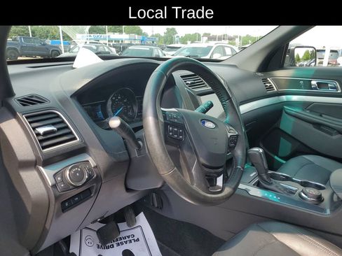 Used 2017 Ford Explorer XLT w/ Equipment Group 202A AWD/4WD image 9