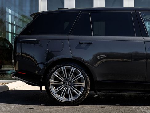 Used 2025 Land Rover Range Rover Long Wheelbase Autobiography image 17