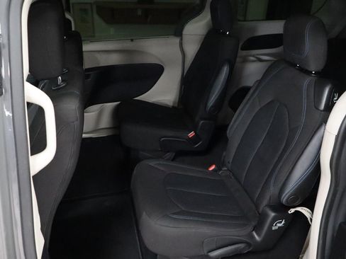 Used 2021 Chrysler Pacifica Touring w/ Cold Weather Group FWD image 19