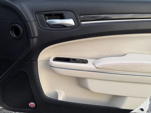 Used 2015 Chrysler 300 Limited w/ Driver Convenience Group image 38