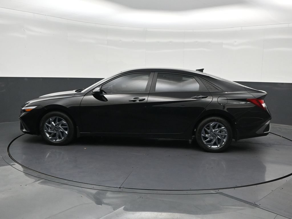 Used 2024 Hyundai Elantra SEL FWD image 2